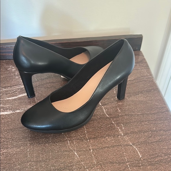 Clarks Women's Black Pumps - Picture 6 of 7